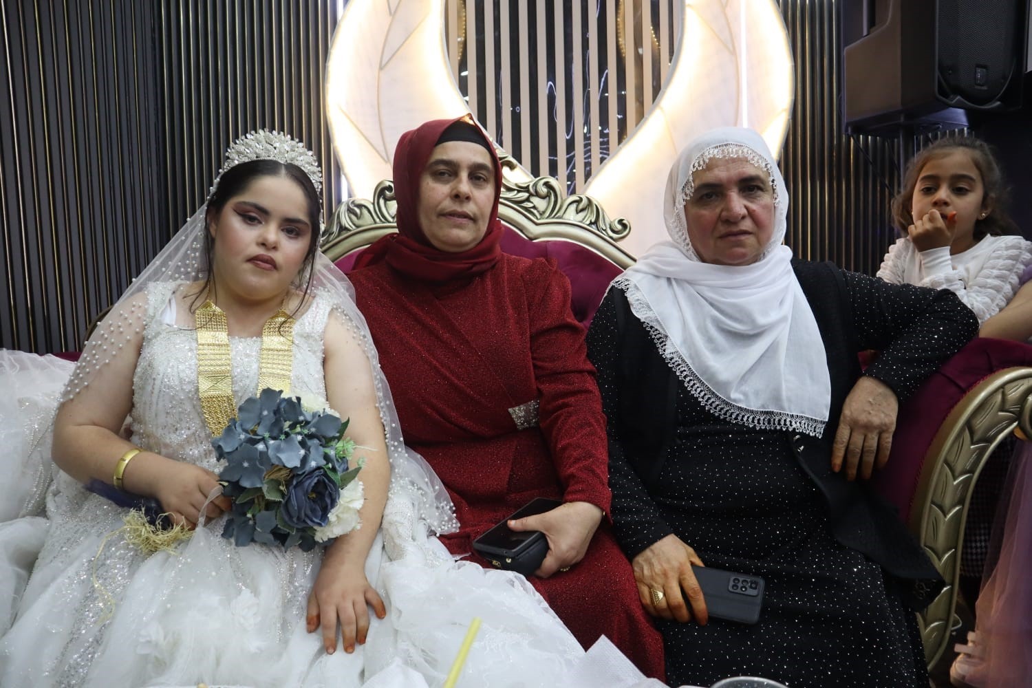 Babası vasiyet etti, down sendromlu gencin gelinlik hayali ger&ccedil;ek oldu
