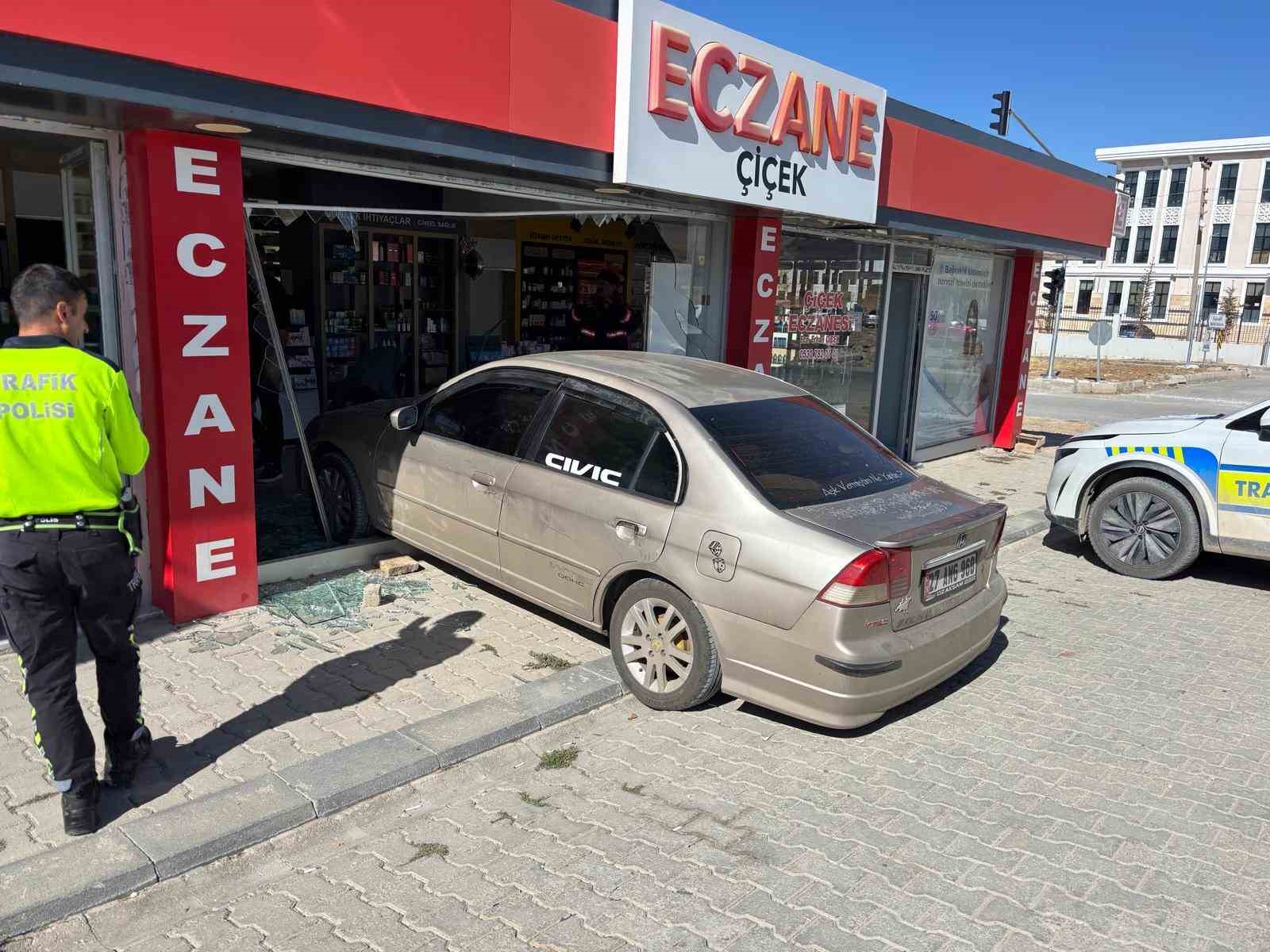El freni çekilmeyen araç eczaneye girdi