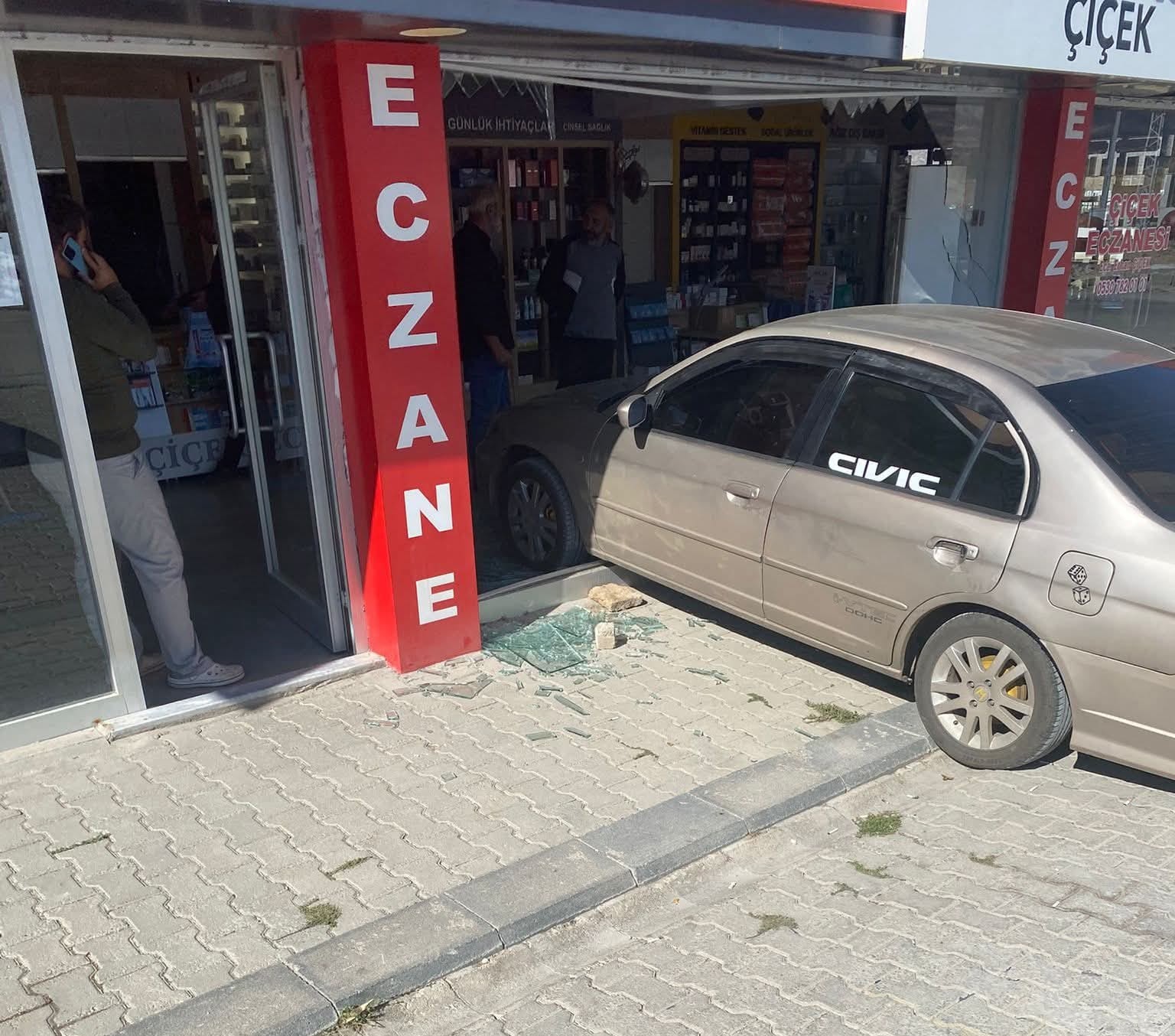 El freni &ccedil;ekilmeyen ara&ccedil; eczaneye girdi
