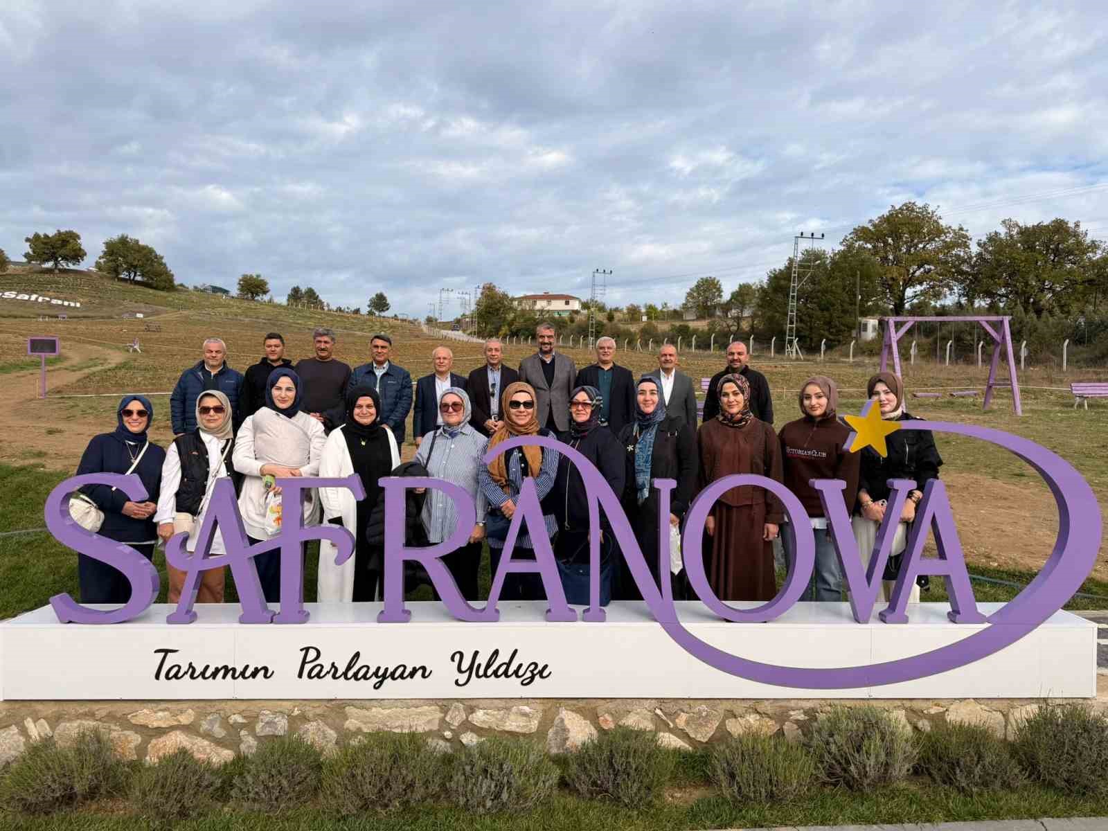 Eski Tarım Bakanı Mehdi Eker safran hasadı yaptı