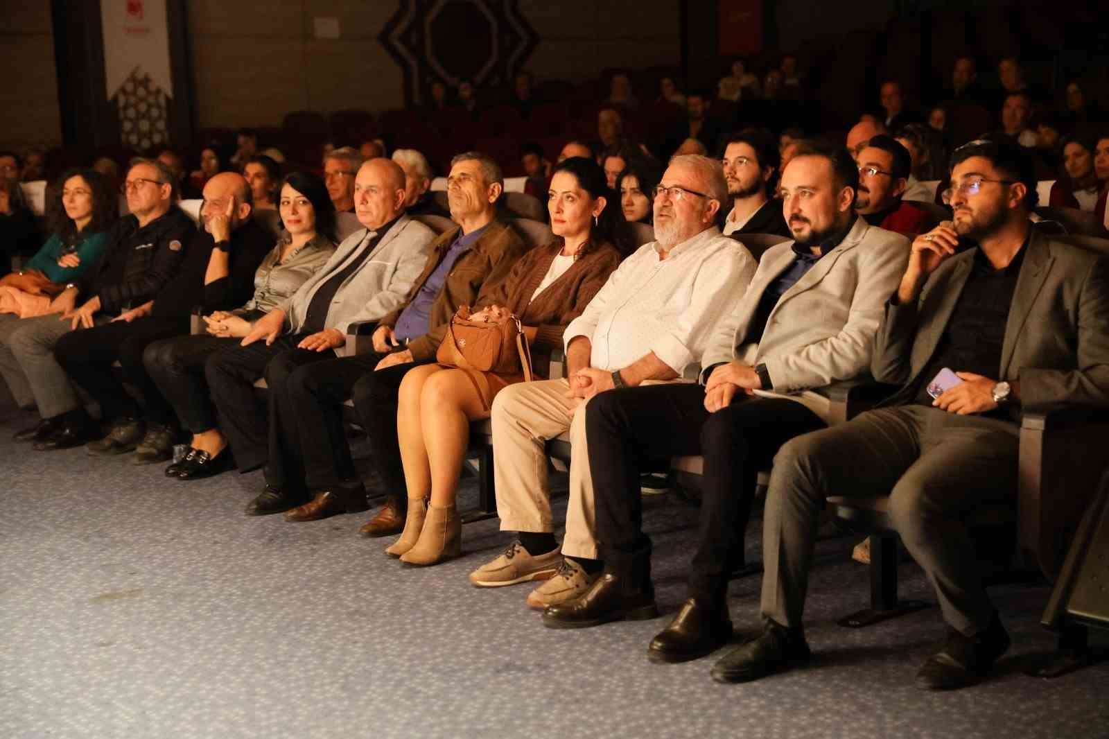 "Hades&rsquo;e Yolculuk" tiyatro severlerle buluştu
