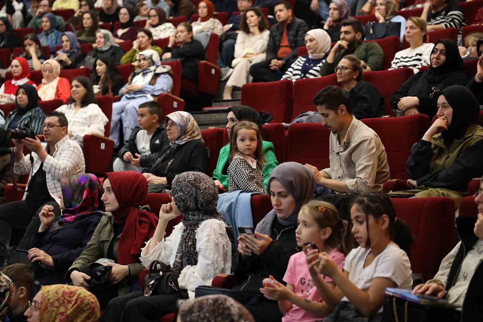 Dr. Kangal: "&Ccedil;ocuklarınıza pahalı hediyeler değil, sevgi dolu anlar verin"
