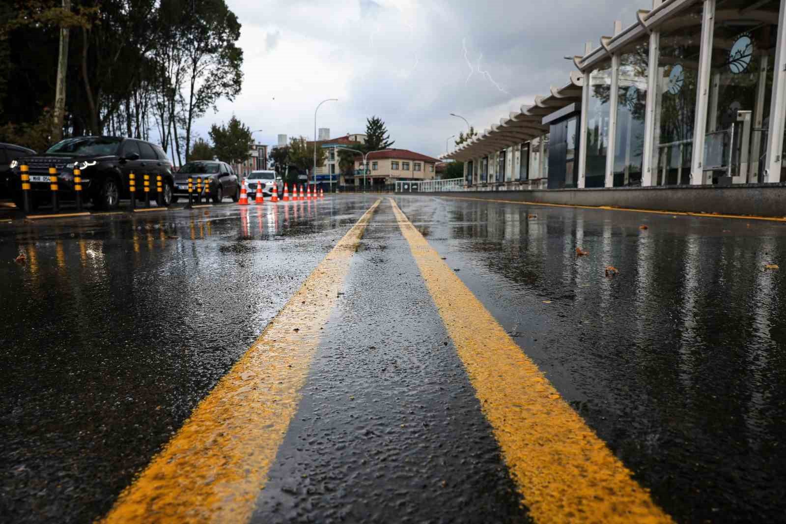 SASKİ yağış uyarısına karşı 270 personel ve 92 ara&ccedil;la sahada
