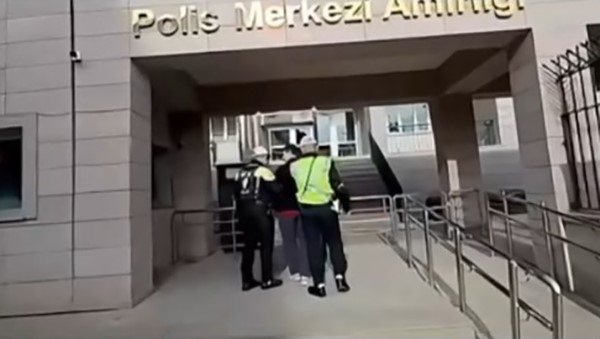 Trafik g&uuml;venliğini tehlikeye d&uuml;ş&uuml;ren motosiklet s&uuml;r&uuml;c&uuml;s&uuml;ne 54 bin TL ceza
