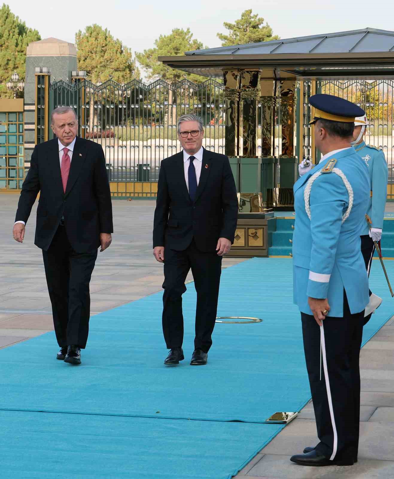 Cumhurbaşkanı Erdoğan İngiltere Başbakanı Starmer&rsquo;i resmi t&ouml;renle karşıladı
