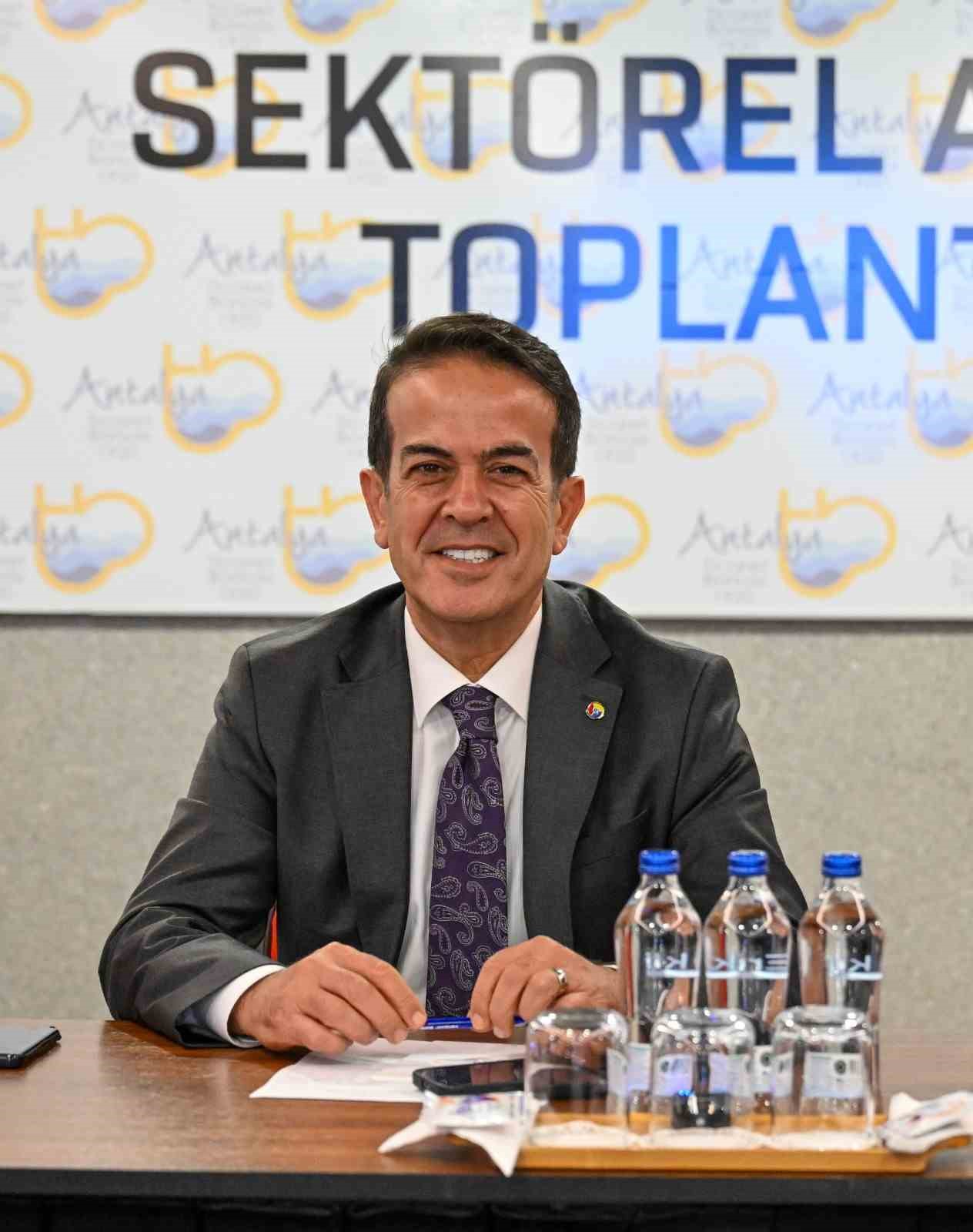 Antalya&rsquo;da kesme &ccedil;i&ccedil;ek sekt&ouml;r&uuml;n&uuml;n sorunları masaya yatırıldı
