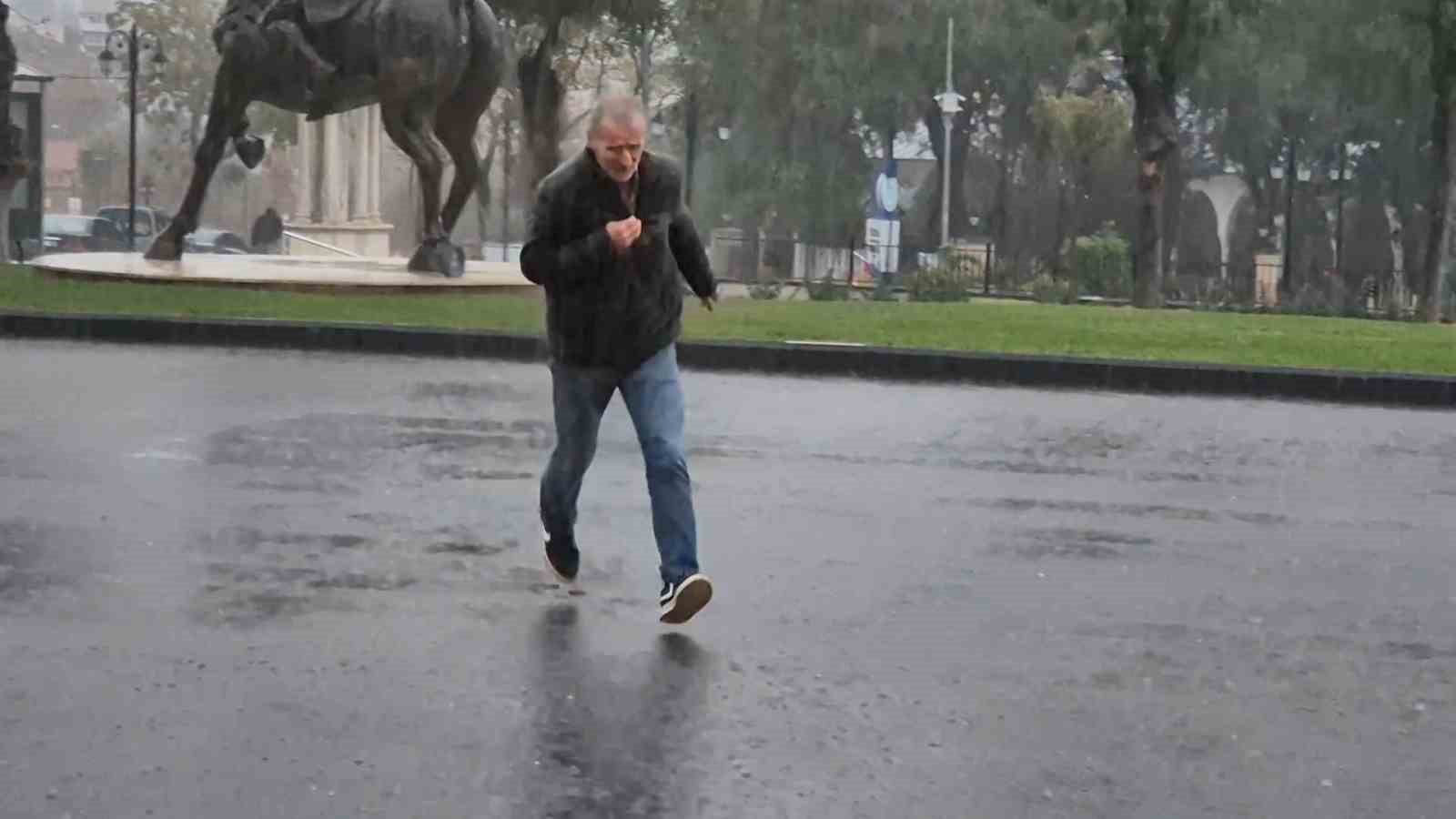Tekirdağ’da şiddetli yağış sokakları göle çevirdi