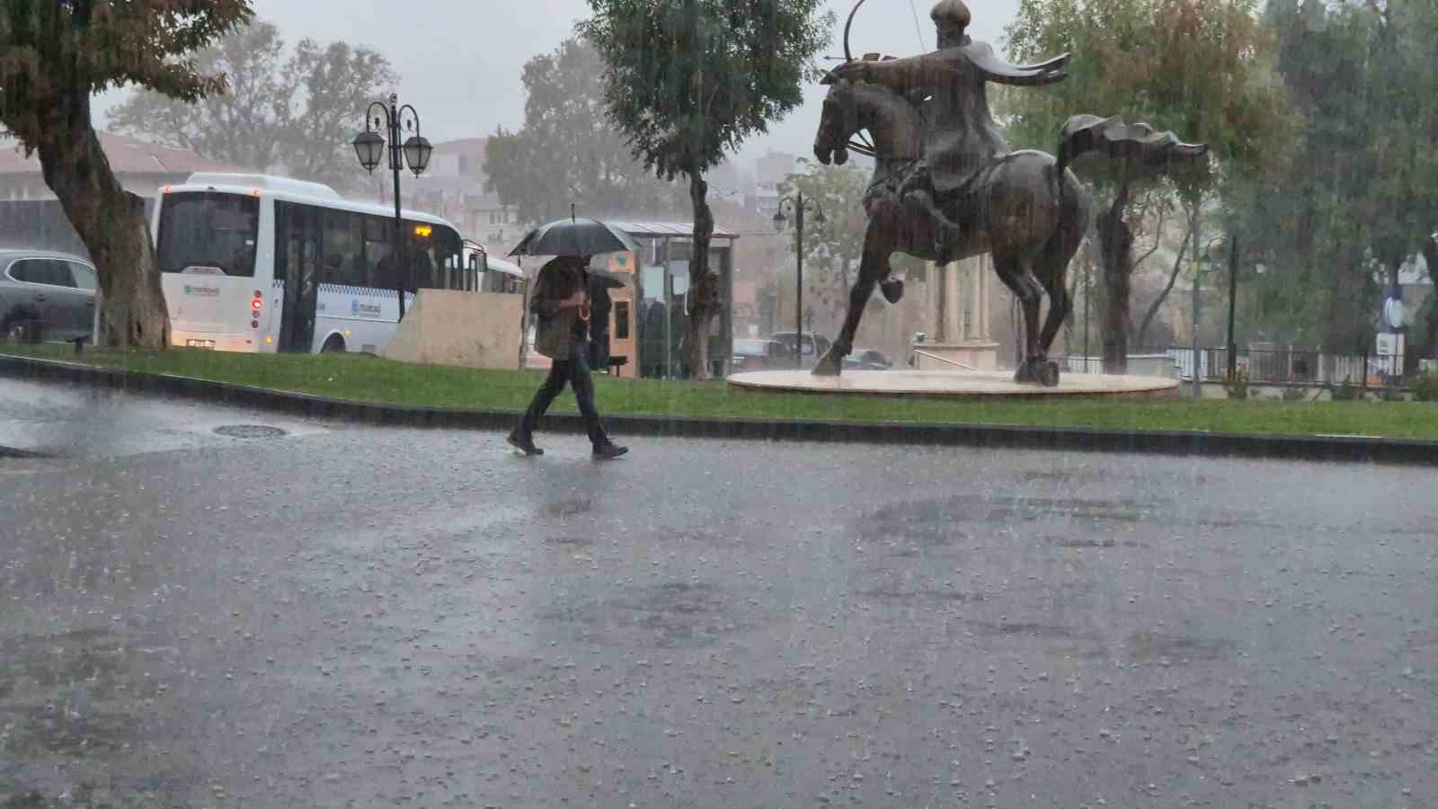Tekirdağ&rsquo;da şiddetli yağış sokakları g&ouml;le &ccedil;evirdi
