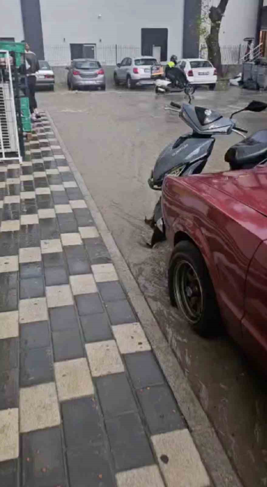 Çanakkale’de sağanak yağışta sokaklar sular altında kaldı
