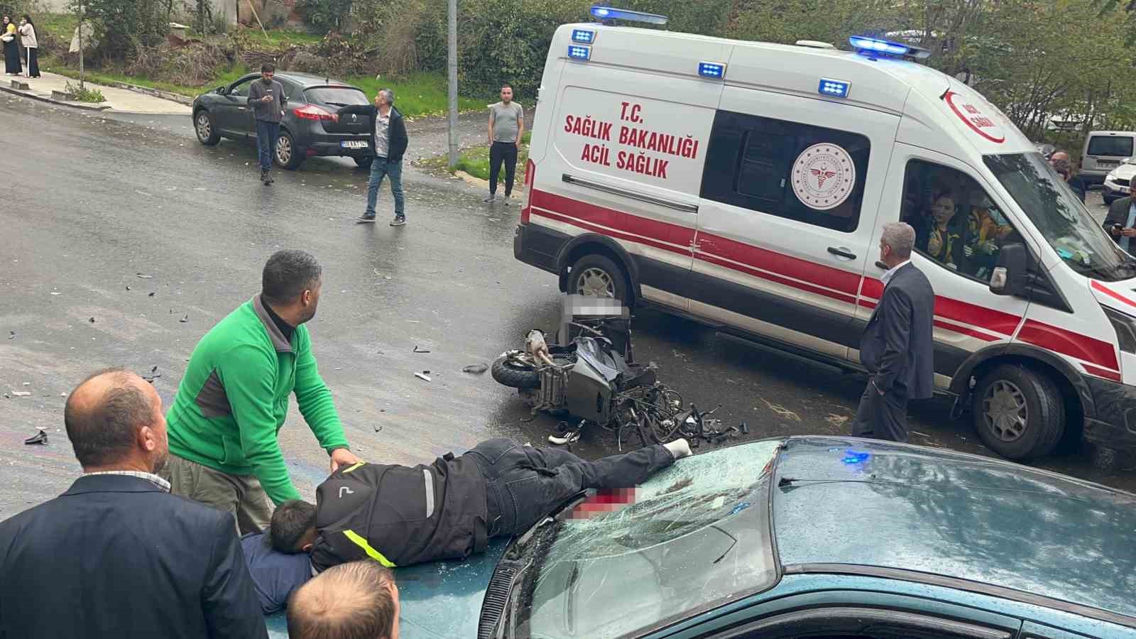 Kazada motosiklet otomobilin üzerine düştü: 1’i ağır 2 yaralı