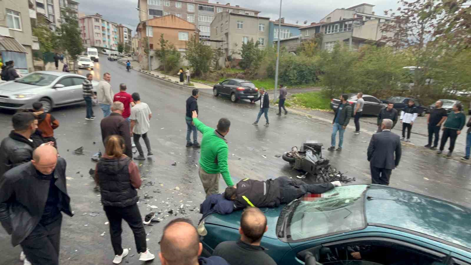Kazada motosiklet otomobilin üzerine düştü: 1’i ağır 2 yaralı