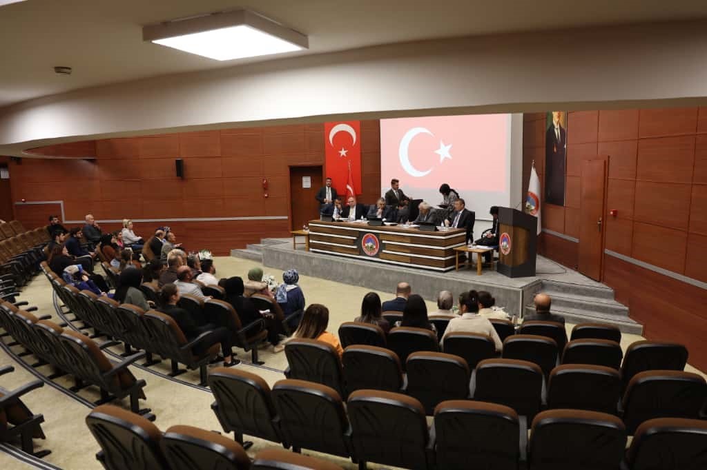 Vali &Ccedil;i&ccedil;ek, vatandaşlarla bir araya geldi
