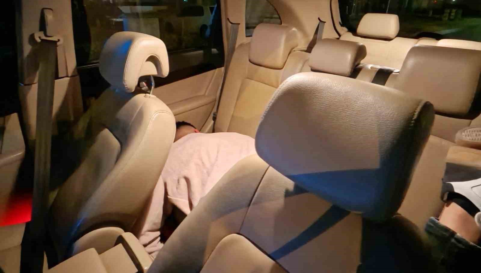 Yol ortasında çalışır vaziyette kapısı açık araçta sızan şahıs ekipleri alarma geçirdi