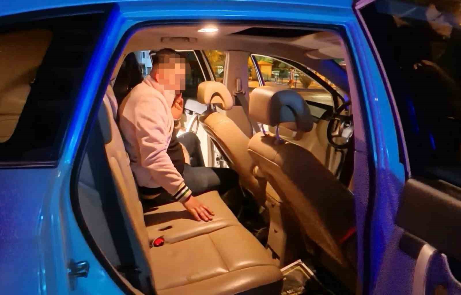 Yol ortasında çalışır vaziyette kapısı açık araçta sızan şahıs ekipleri alarma geçirdi