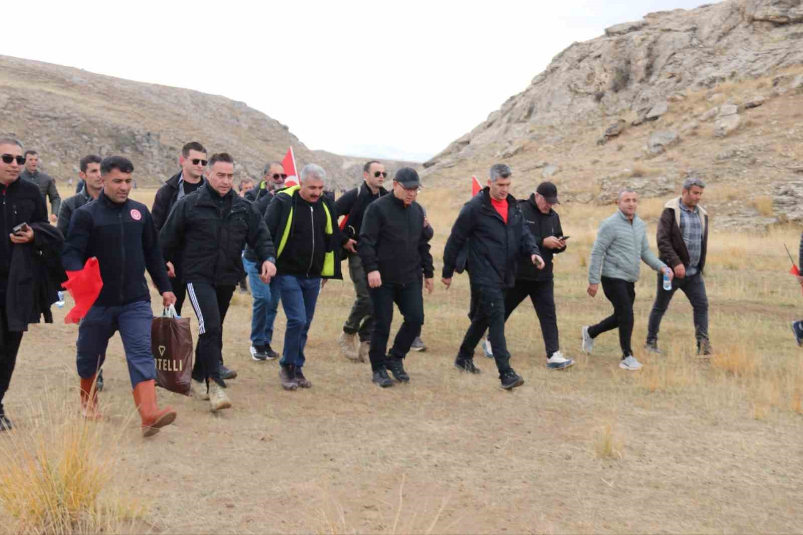 Diyadin Kanyonu&rsquo;nda Cumhuriyet&rsquo;in 102. yılına &ouml;zel doğa y&uuml;r&uuml;y&uuml;ş&uuml;
