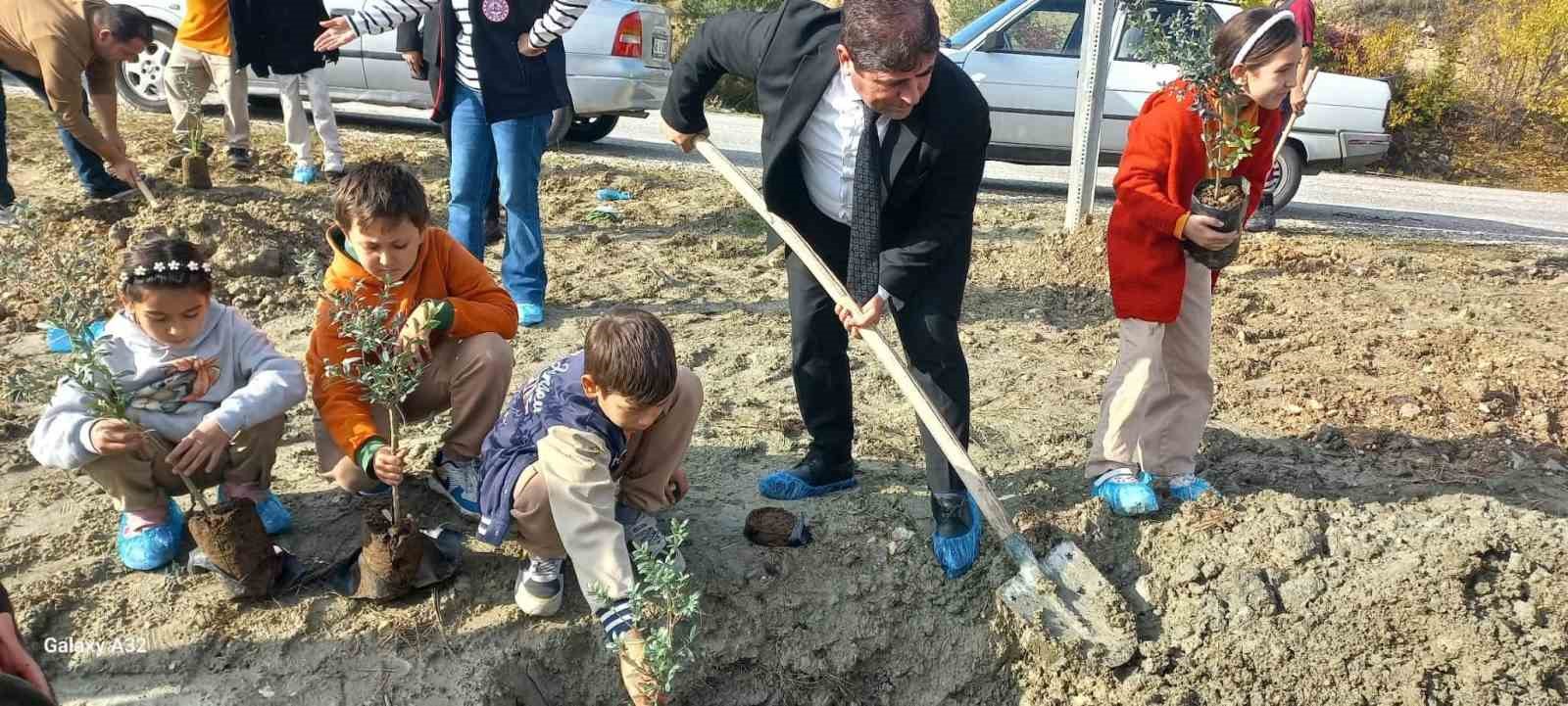 Cumhuriyet İlkokulu&rsquo;ndan &rsquo;Yeşil vatan&rsquo; mesajı
