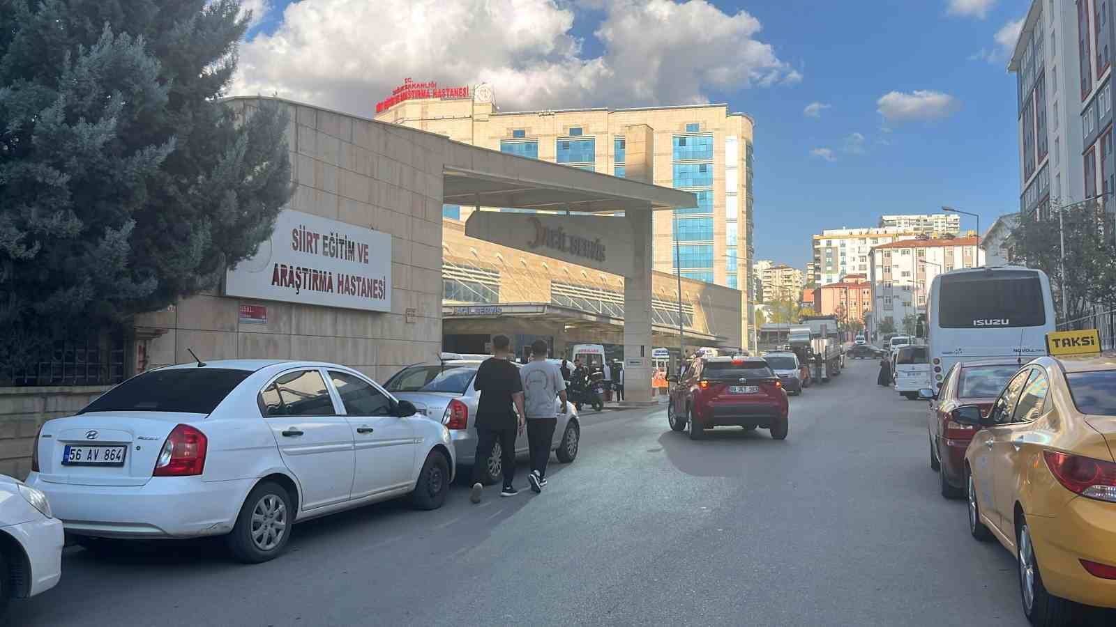 Siirt’te hastane bahçesinde bıçaklı kavga: 3 yaralı