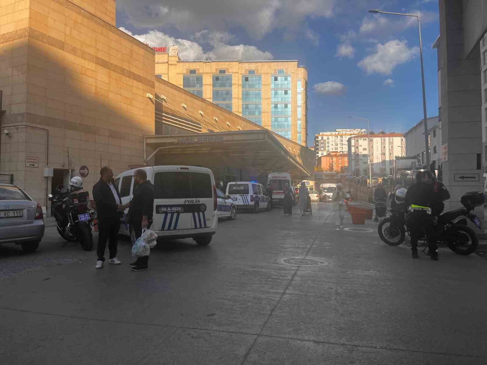 Siirt&rsquo;te hastane bah&ccedil;esinde bı&ccedil;aklı kavga: 3 yaralı
