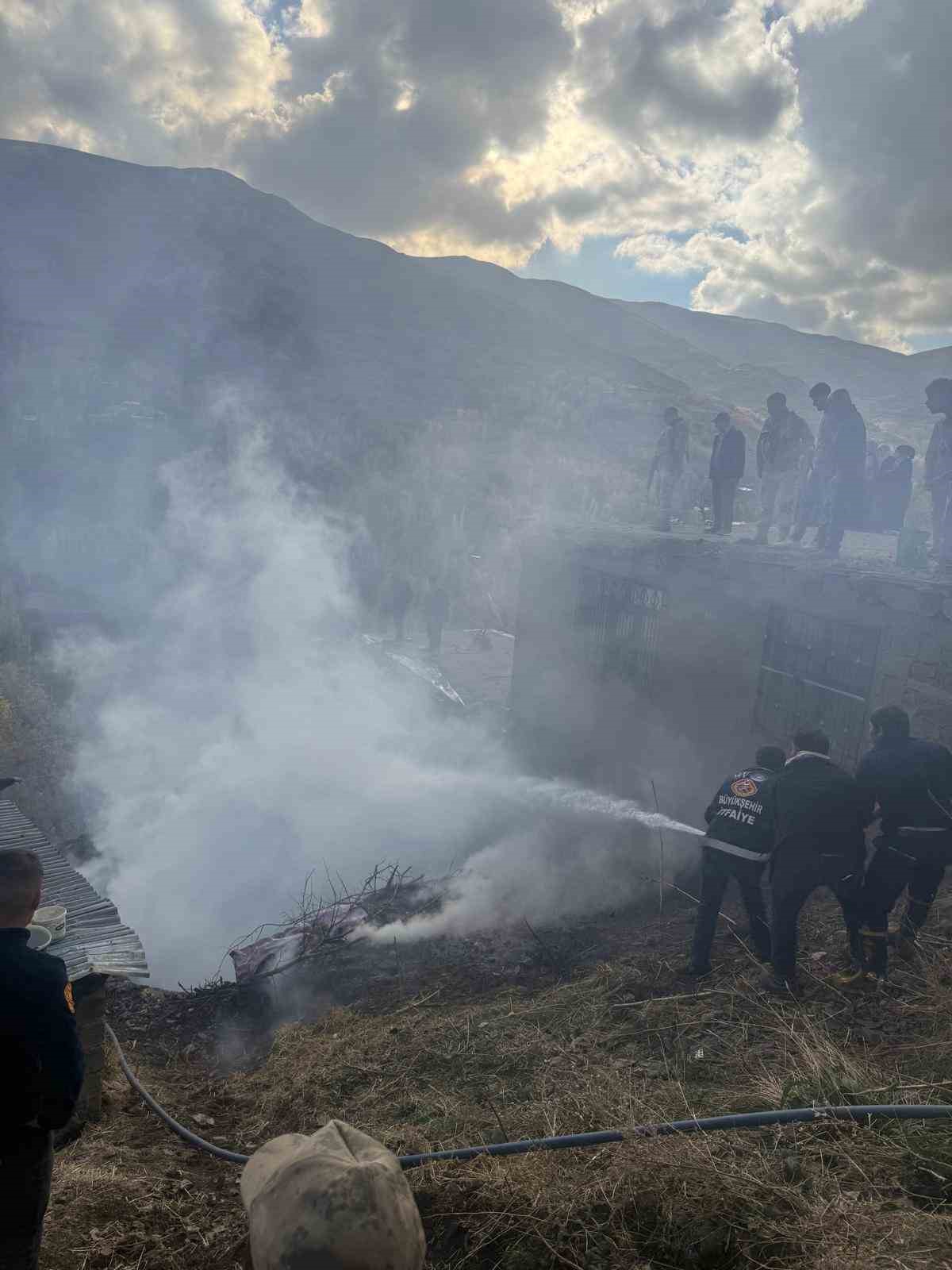 Bah&ccedil;esaray&rsquo;da odunluk yangını korkuttu
