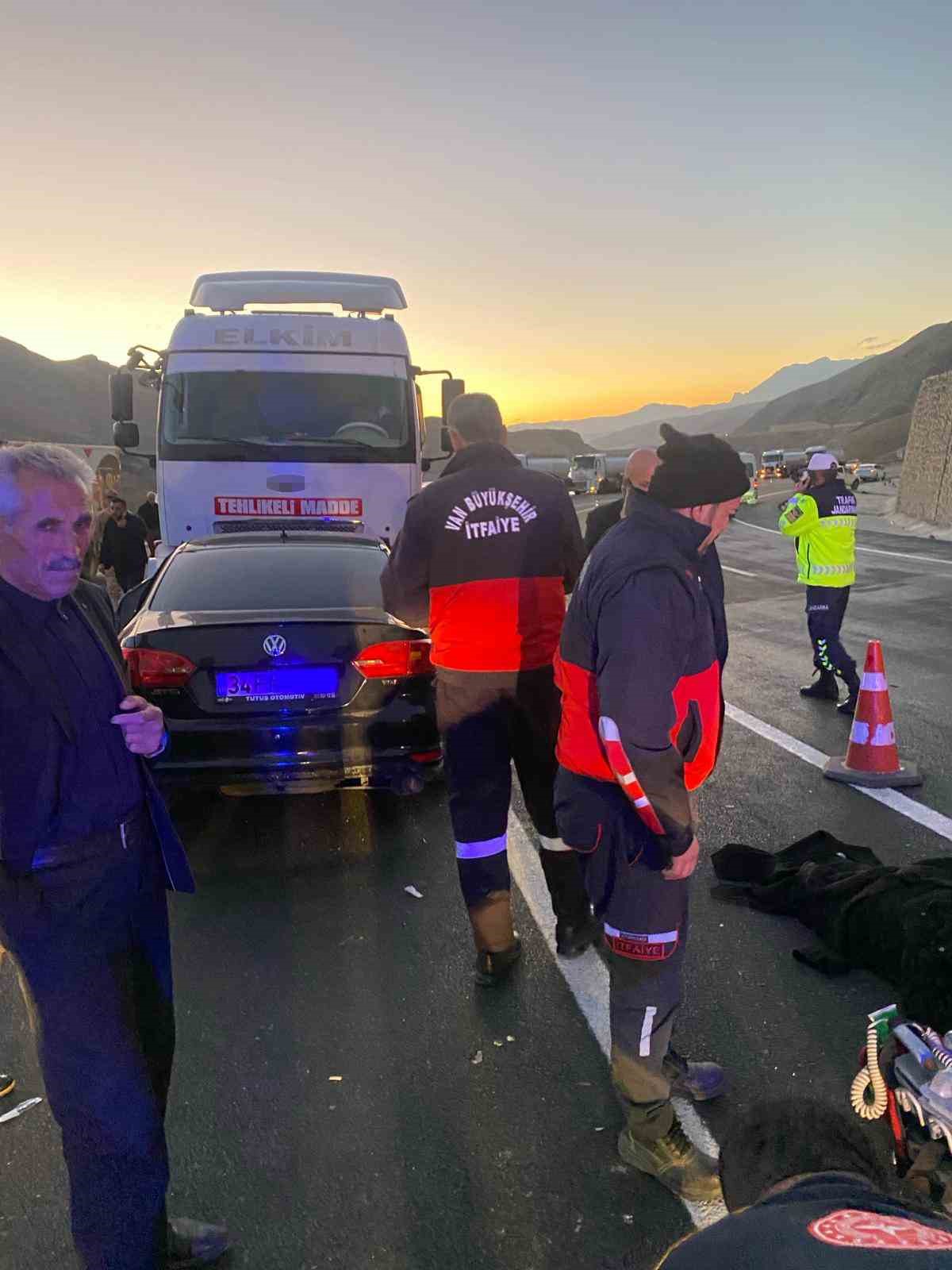 Van-Hakkari karayolunda otomobil tankerle &ccedil;arpıştı: 3 &ouml;l&uuml;, 4 yaralı
