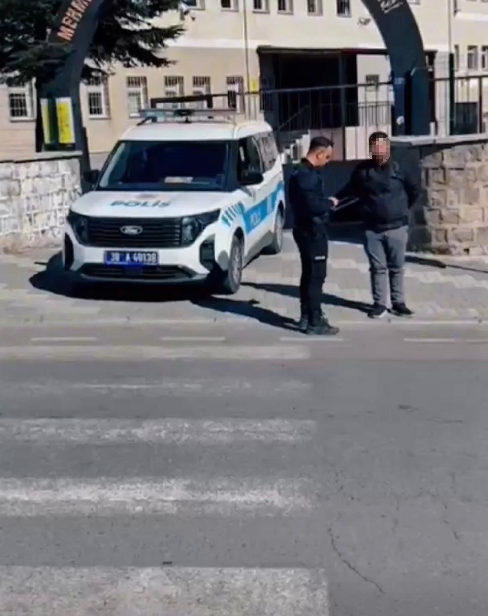 Okul &ccedil;evresinde &lsquo;Huzur&rsquo; uygulaması: 1 aranan şahıs yakalandı
