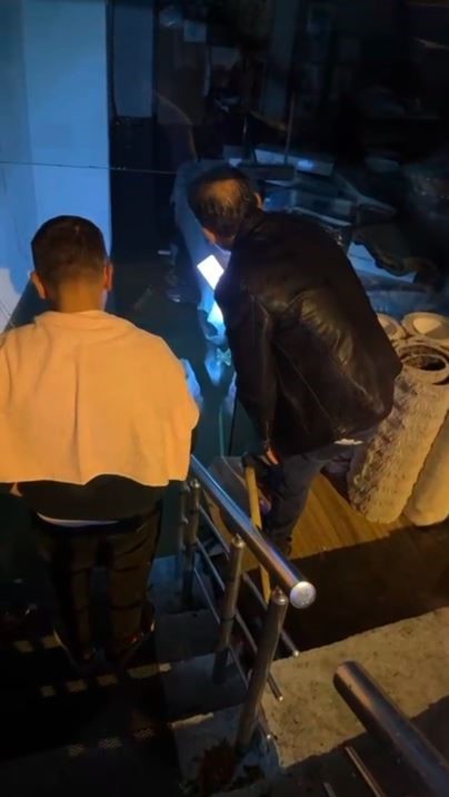 Beyoğlu’nda sağanak sonrası halı dükkanını su bastı