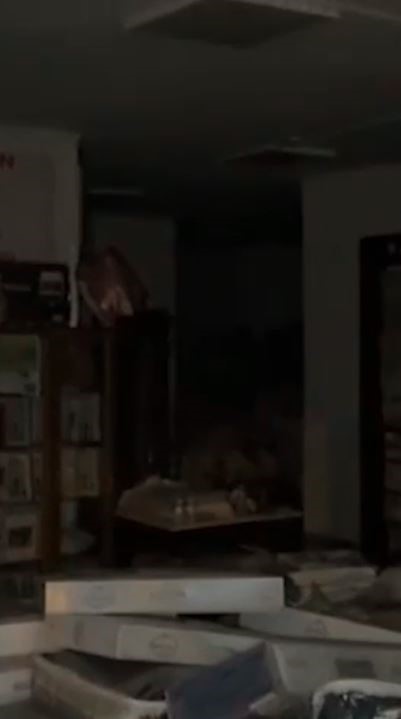 Beyoğlu’nda sağanak sonrası halı dükkanını su bastı