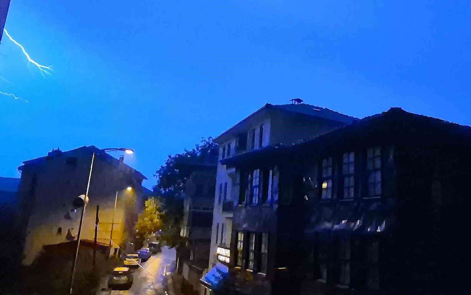 Bartın’da şimşekler geceyi aydınlattı