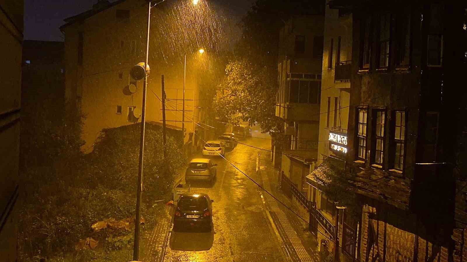 Bartın’da şimşekler geceyi aydınlattı