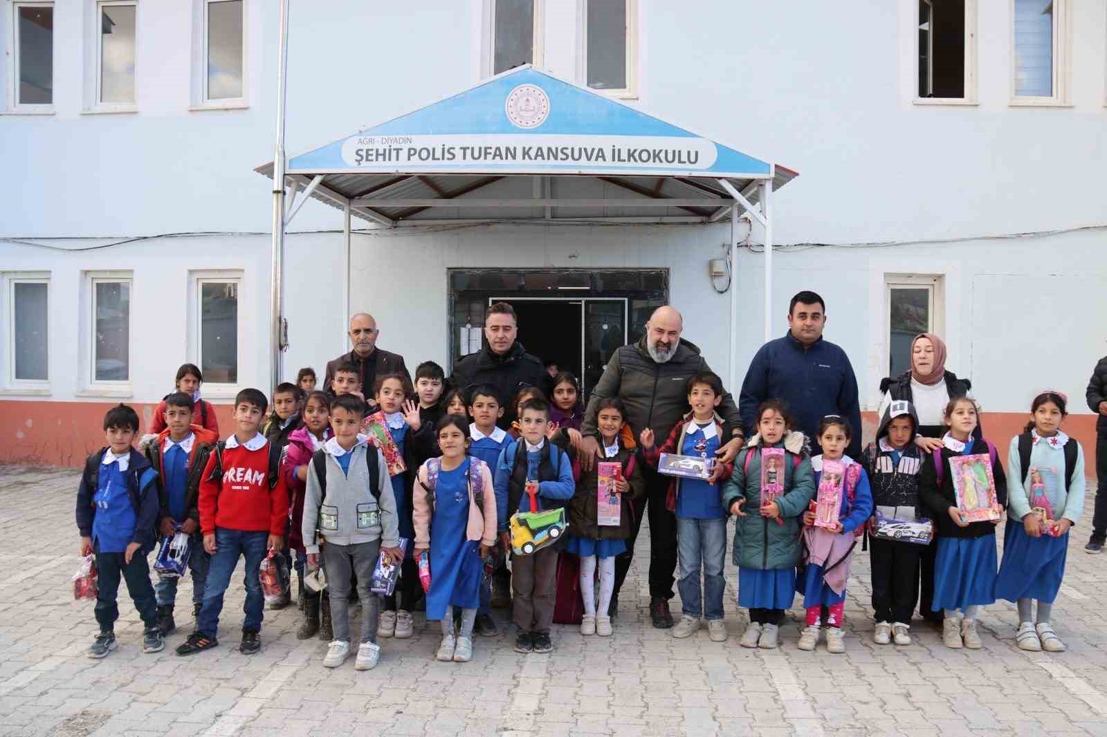 Ağrı Emniyet Müdürü Önder’den şehit meslektaşının ismini taşıyan okula ziyaret