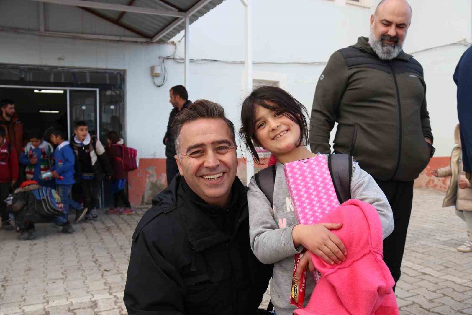 Ağrı Emniyet M&uuml;d&uuml;r&uuml; &Ouml;nder&rsquo;den şehit meslektaşının ismini taşıyan okula ziyaret
