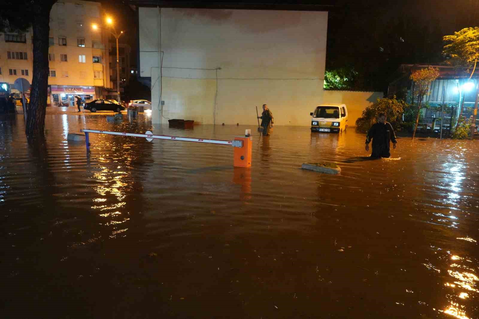 Balıkesir’de sağanak yağış ve lodos hayatı olumsuz etkiledi