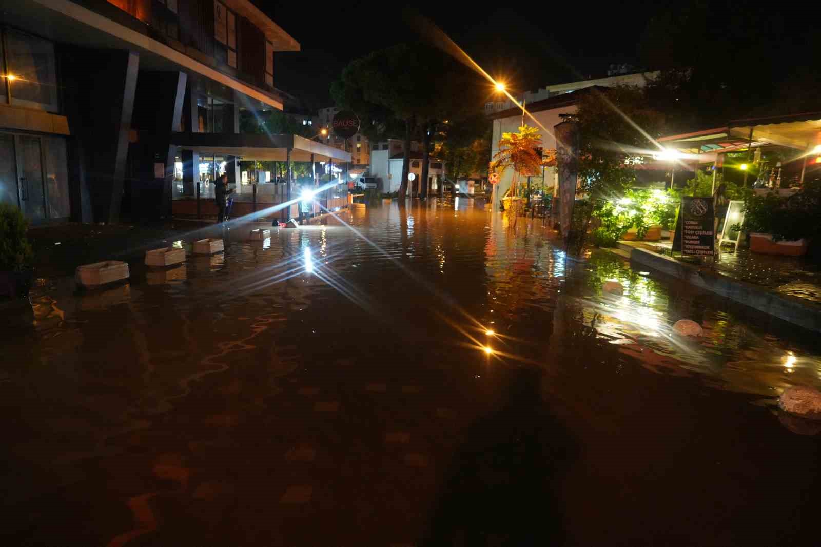 Balıkesir’de sağanak yağış ve lodos hayatı olumsuz etkiledi