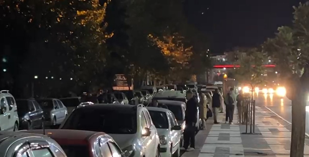 Balıkesir&rsquo;deki deprem Manisa&rsquo;da da hissedildi, vatandaşlar sokaklara d&ouml;k&uuml;ld&uuml;
