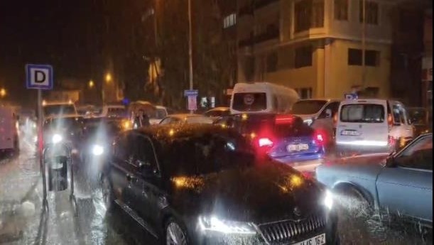 Depremin ardından gelen yağış, sokakta bulunan vatandaşlara zor anlar yaşattı