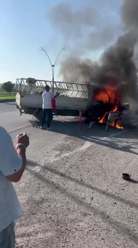 Bariyerlere &ccedil;arpan pikap alev alev yandı

