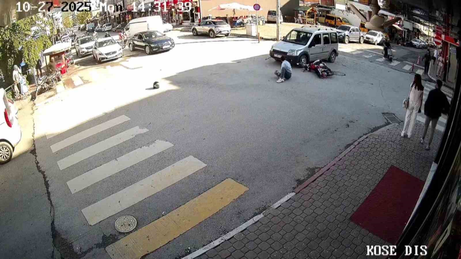 Ara&ccedil;la &ccedil;arpışan motosikletliyi kaskı hayata tutundurdu, o anlar kamerada
