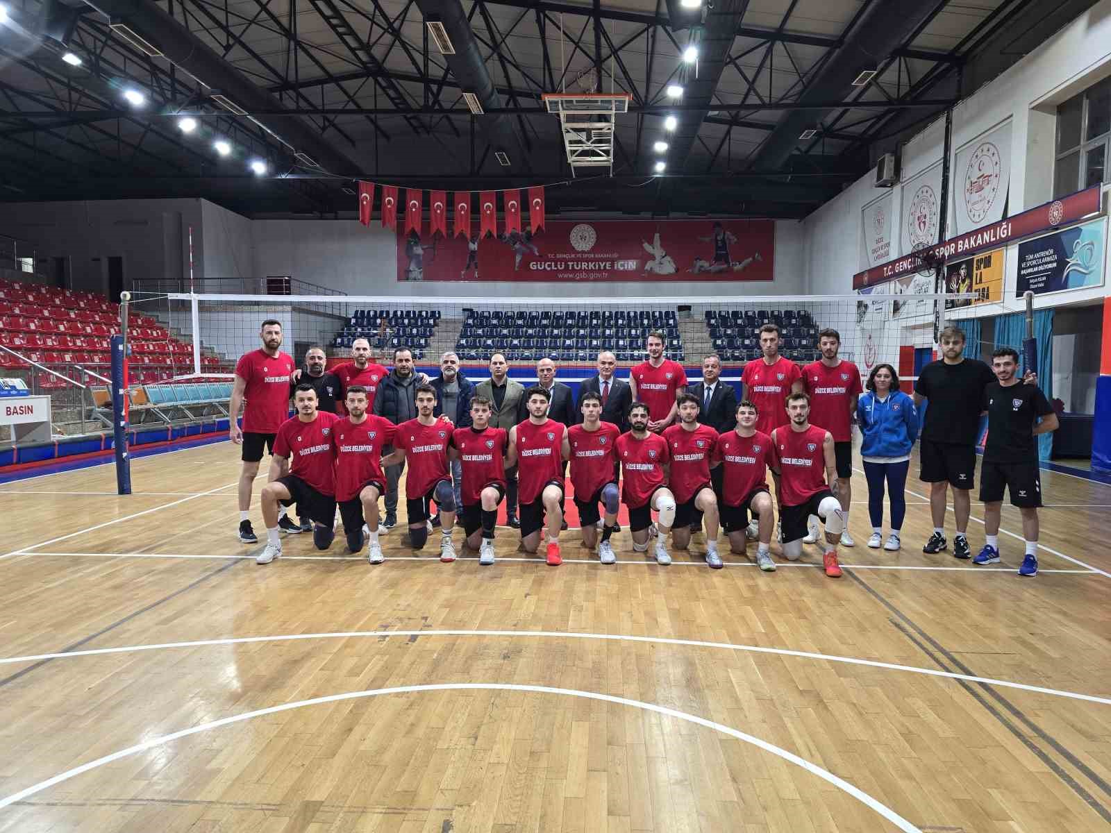 Başkan Özlü voleybolcuların ağzını tatlandırdı