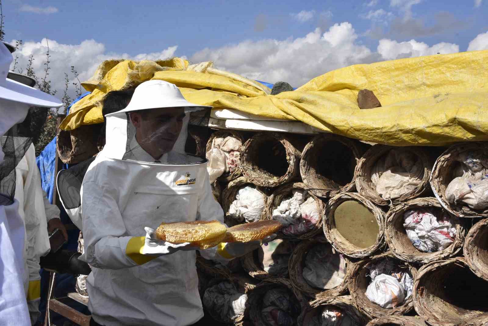 Bitlis Valisi Karakaya dünyaca ünlü karakovan balının hasadını yaptı 3 Bitlis Valisi Karakaya dünyaca ünlü karakovan balının hasadını yaptı