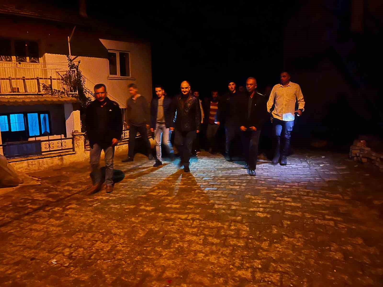 Vali &Ouml;zkan, deprem sonrası G&ouml;rdes&rsquo;te incelemelerde bulundu
