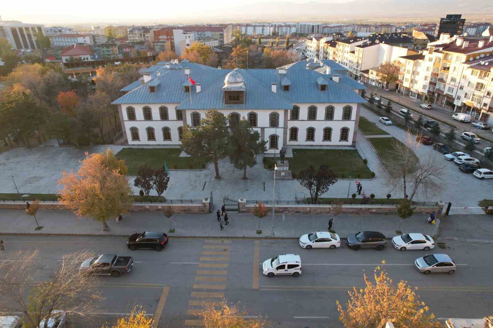 Vali Mustafa &Ccedil;ift&ccedil;i&rsquo;nin "Erzurum Kongre Binası" mesaisi
