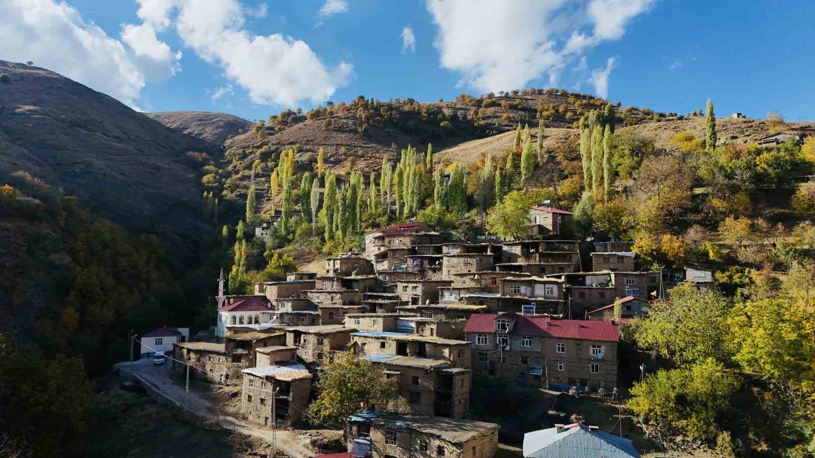 Bitlis’in tarihi taş evlerinde sonbahar güzelliği