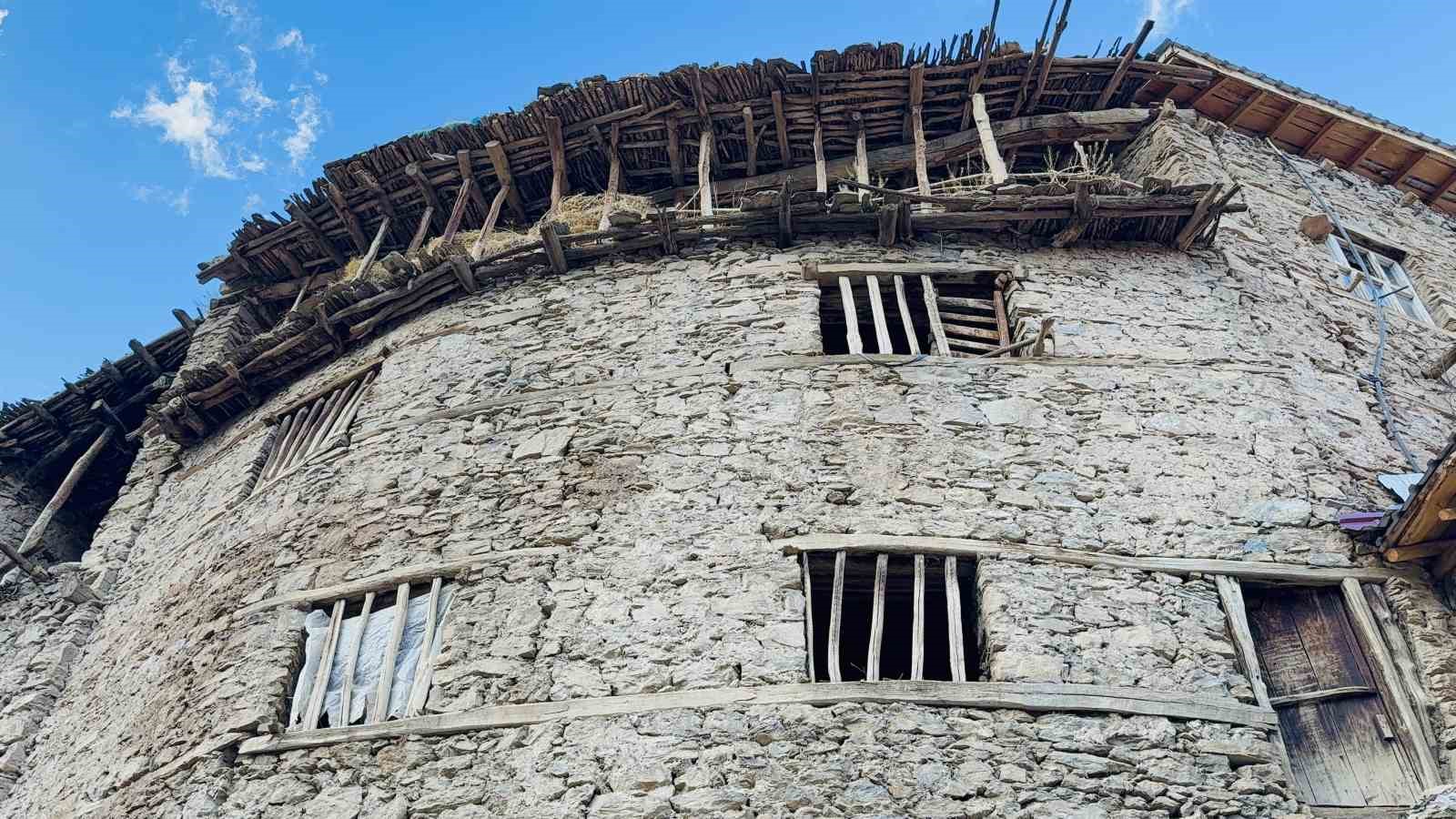 Bitlis’in tarihi taş evlerinde sonbahar güzelliği