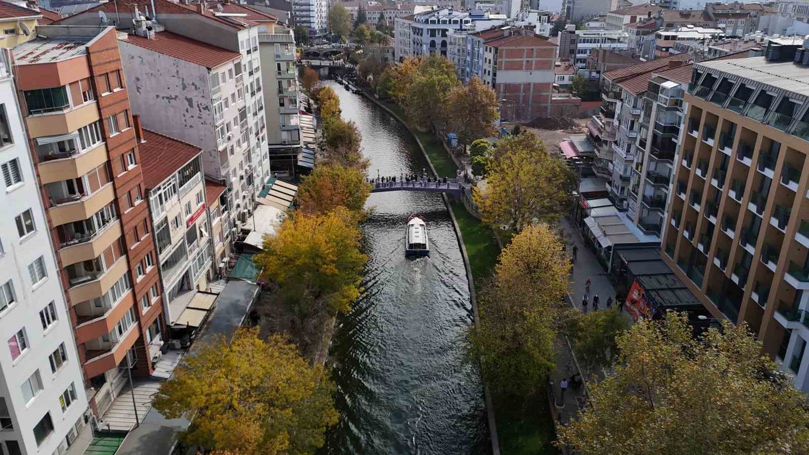 Sonbahar renkleri Eskişehir&rsquo;i s&uuml;sledi

