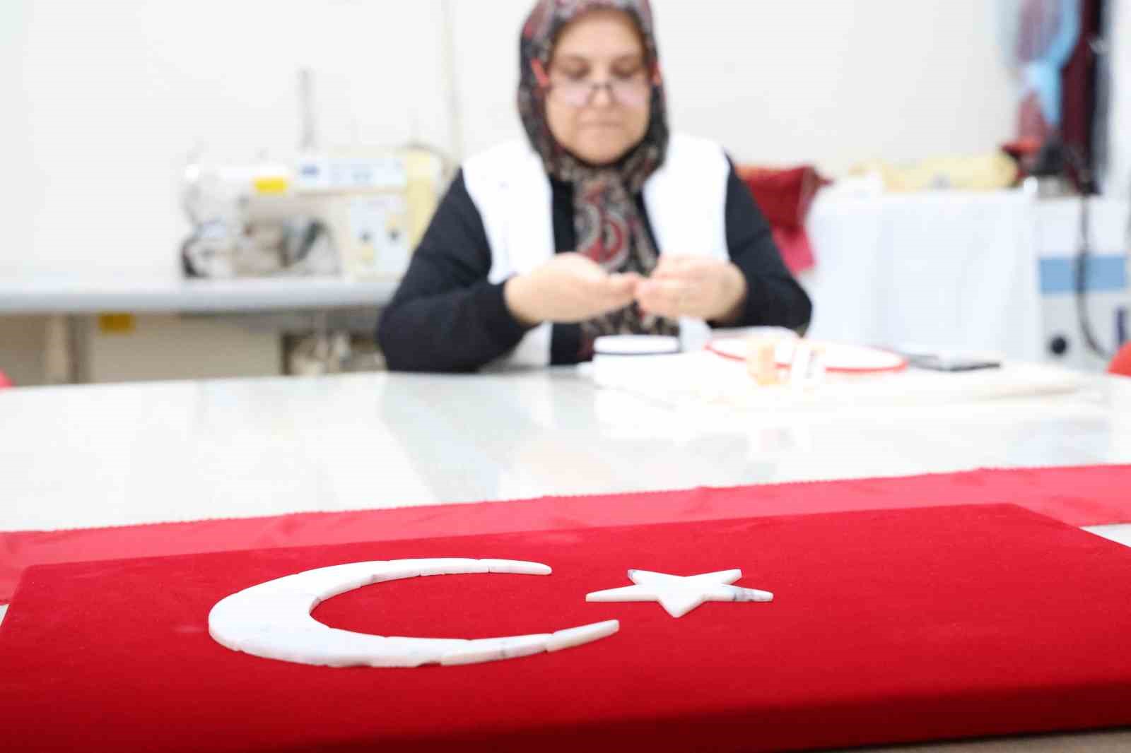 Olgunlaşma Enstitüsü’nde Cumhuriyet’in 102. yılına özel "bayrak" temalı eserler işlendi