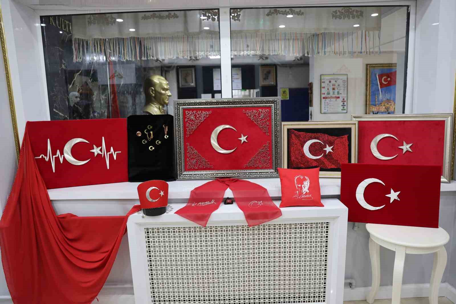 Olgunlaşma Enstit&uuml;s&uuml;&rsquo;nde Cumhuriyet&rsquo;in 102. yılına &ouml;zel "bayrak" temalı eserler işlendi
