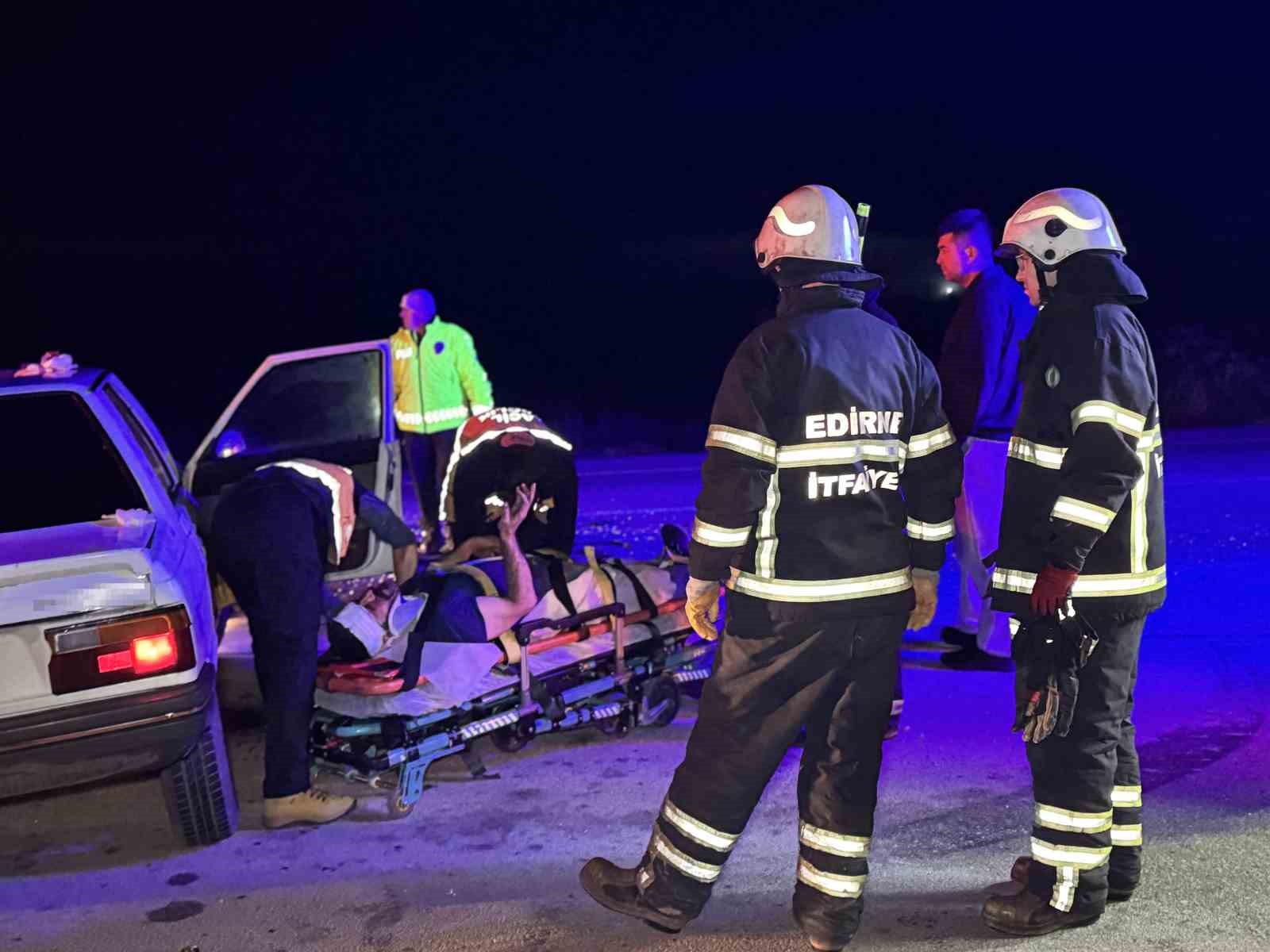 Ara&ccedil;ta sıkışan yaralılar kurtarıldı
