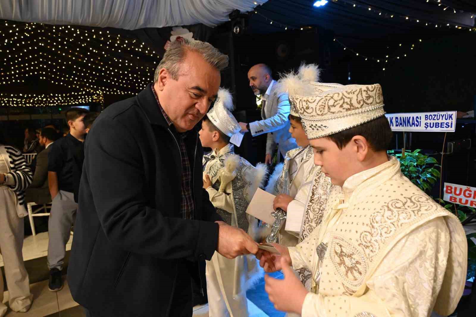 Boz&uuml;y&uuml;k&rsquo;te 65 &ccedil;ocuk i&ccedil;in toplu s&uuml;nnet ş&ouml;leni d&uuml;zenlendi
