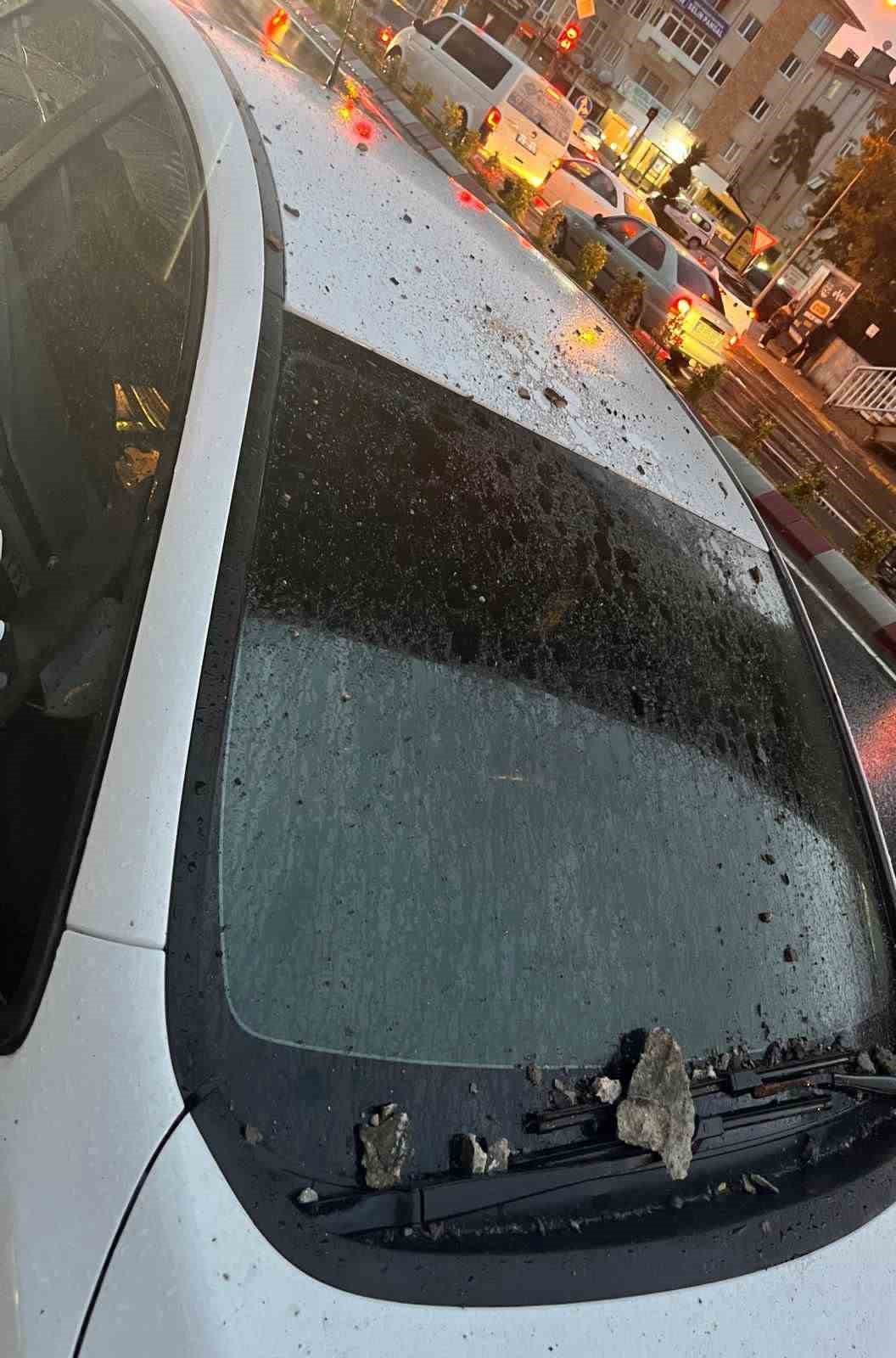 Lüleburgaz’da üst geçitten beton parçaları düştü: Sürücü faciadan döndü
