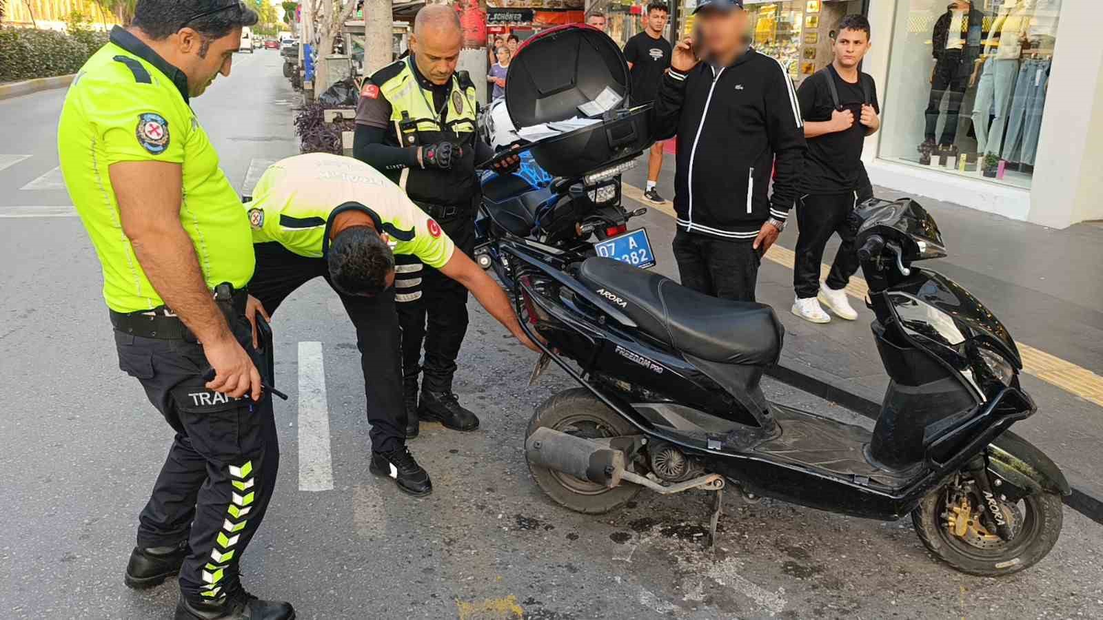 Yayaya yol veren otomobile arkadan &ccedil;aptı: 41 bin 163 TL ceza yedi
